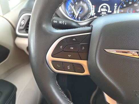 Used 2023 Chrysler Pacifica Touring-L FWD image 50