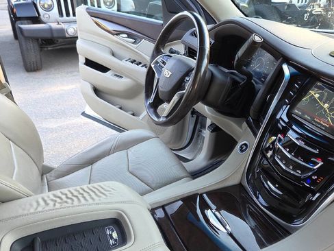 Used 2017 Cadillac Escalade Luxury AWD/4WD image 56