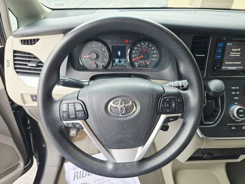 Used 2016 Toyota Sienna LE FWD image 12