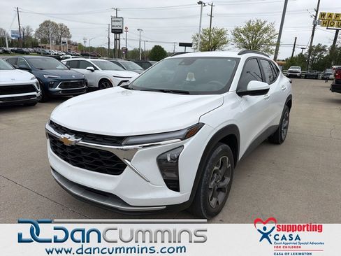 Used 2025 Chevrolet Trax LT image 1