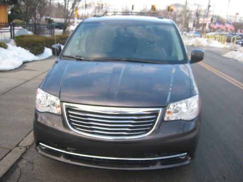 Used 2016 Chrysler Town & Country Touring w/ Driver Convenience Group image 2