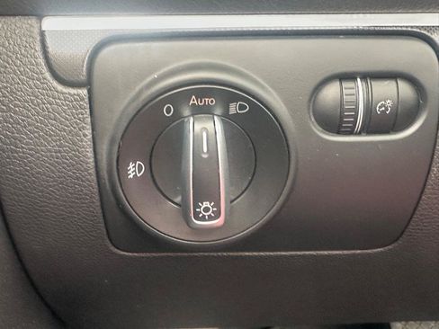 Used 2012 Volkswagen Eos Executive FWD image 26