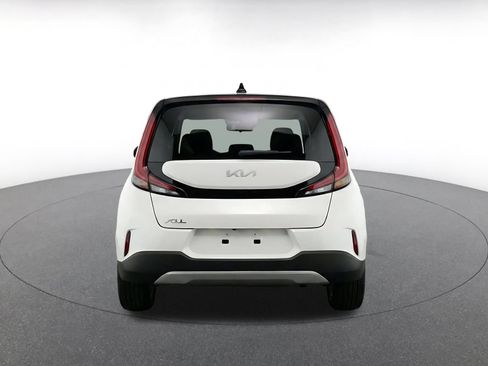 Used 2025 Kia Soul LX w/ LX Technology Package FWD image 8
