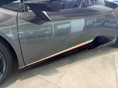 Used 2019 Lamborghini Huracan Performante AWD/4WD image 38