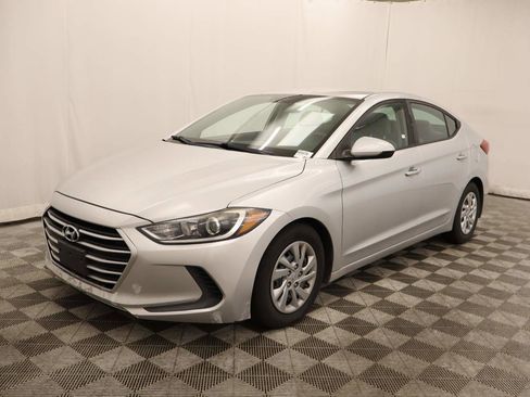 Used 2017 Hyundai Elantra SE image 1