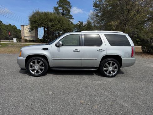 Used 2012 Cadillac Escalade Luxury image 3
