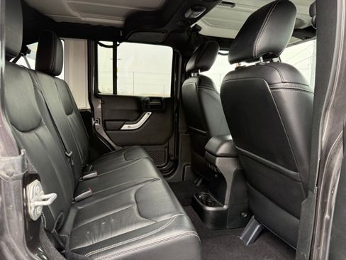 Used 2018 Jeep Wrangler Unlimited Sahara w/ Connectivity Group image 14