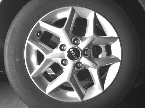 Used 2025 Kia Soul LX w/ LX Technology Package FWD image 13