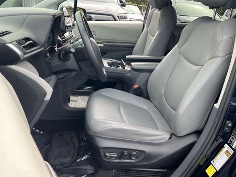 Used 2023 Toyota Sienna XLE FWD image 12