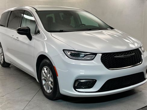 Used 2024 Chrysler Pacifica Touring-L FWD image 8