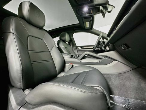 Certified 2025 Porsche Cayenne Coupe AWD/4WD image 29