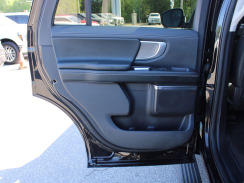 Used 2025 Ford Expedition Platinum image 14