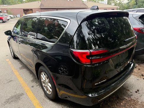 Used 2025 Chrysler Pacifica Select FWD image 4