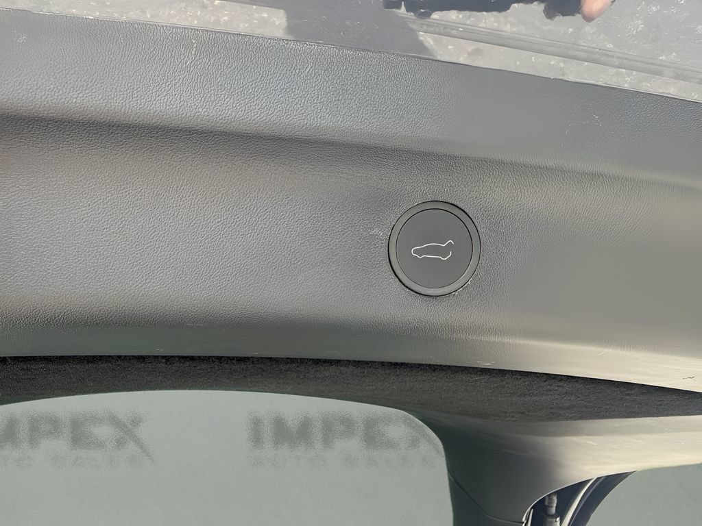 Used 2024 Tesla Model Y Long Range AWD/4WD image 32