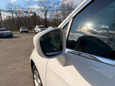 Used 2018 Chrysler Pacifica Touring-L w/ Tire & Wheel Group image 16