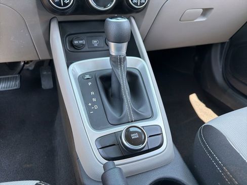Used 2020 Hyundai Venue SEL FWD image 13