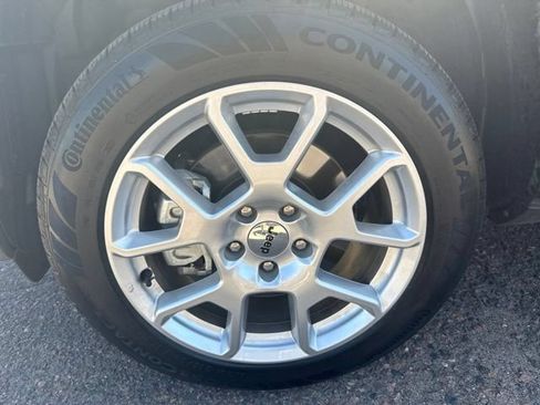 Used 2023 Jeep Renegade Latitude w/ Premium Group AWD/4WD image 2