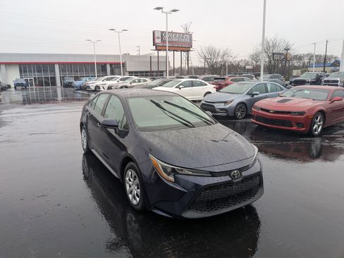 Certified 2022 Toyota Corolla LE image 2