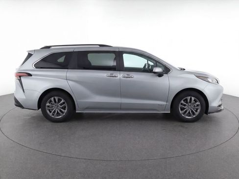 Used 2025 Toyota Sienna XLE FWD image 8