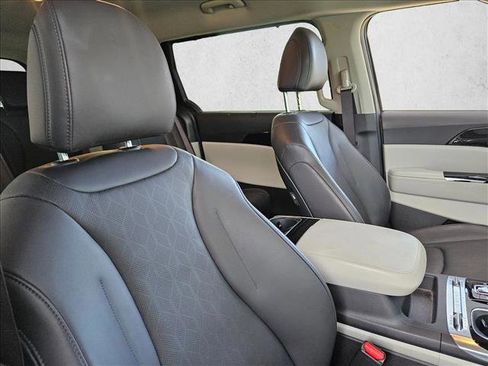 Used 2024 Kia Carnival SX image 25