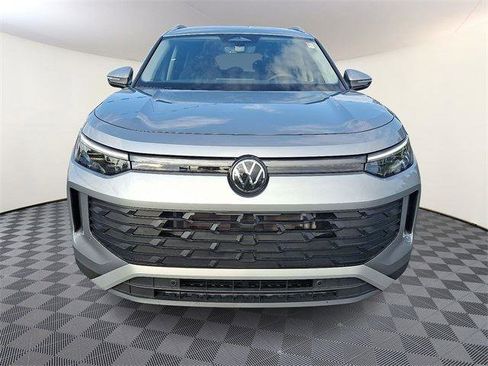 New 2025 Volkswagen Tiguan SE image 2