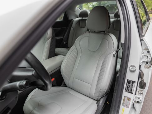 Used 2021 Hyundai Elantra Limited image 12