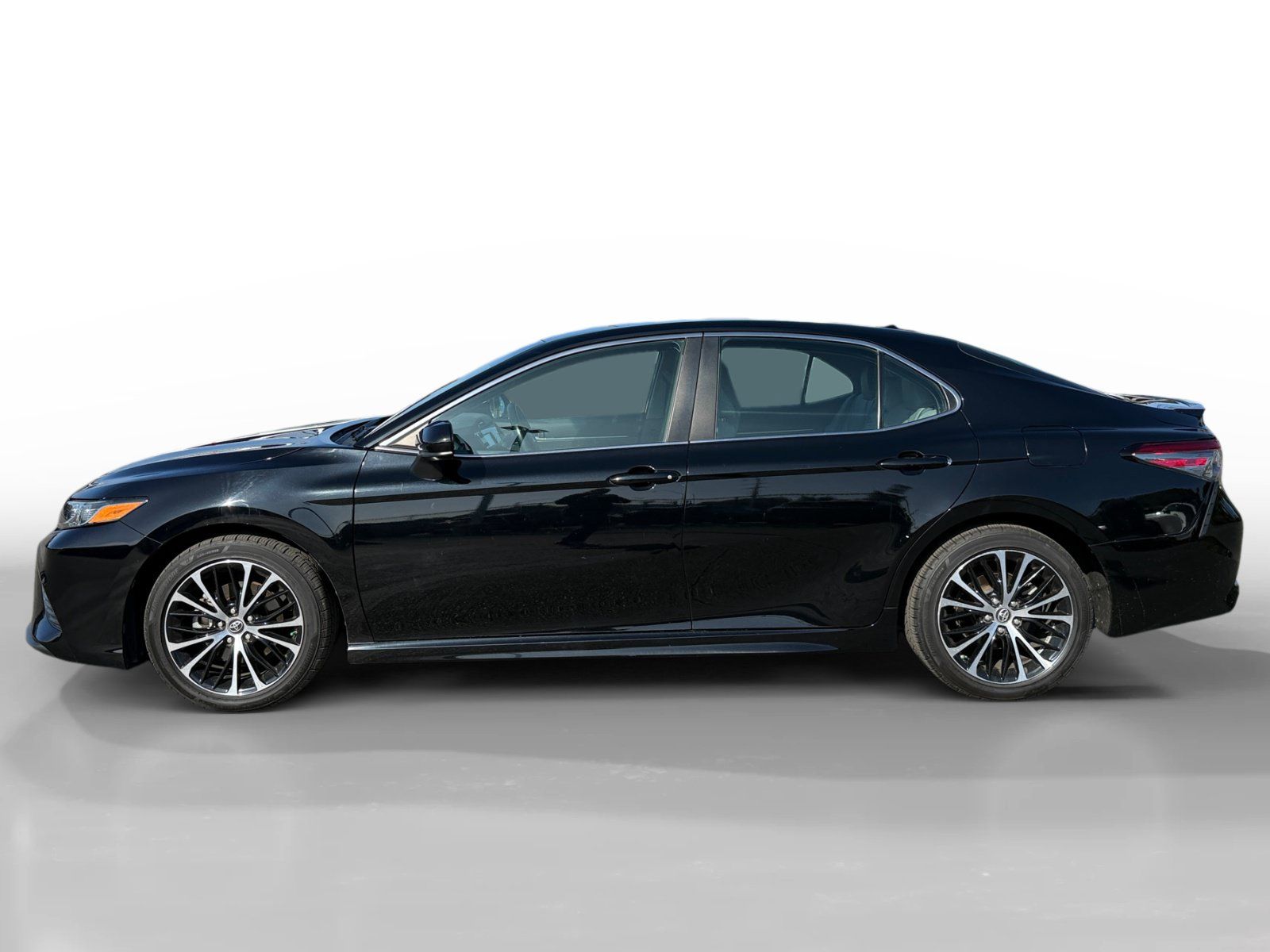 Used 2019 Toyota Camry SE w/ Carpet Mat Package FWD image 2