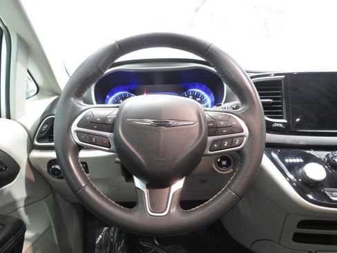 Used 2022 Chrysler Pacifica Touring-L FWD image 16