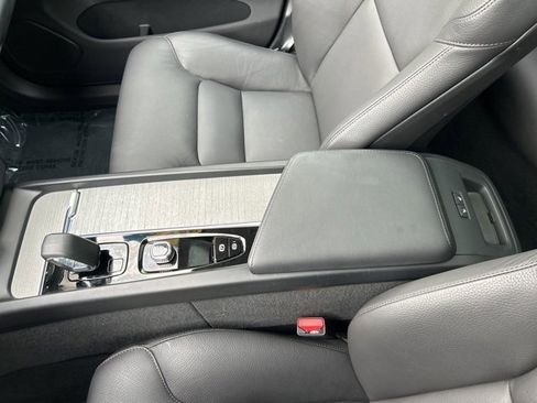 Certified 2025 Volvo XC60 B5 Plus image 26