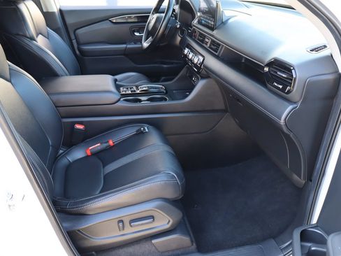 Used 2025 Honda Pilot EX-L image 16