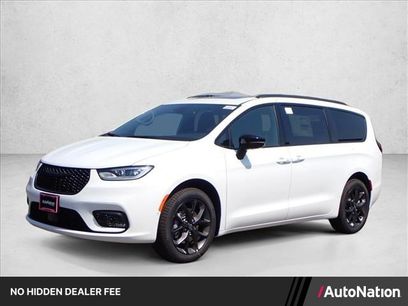 New 2026 Chrysler Pacifica Limited w/ Uconnect Theater Family Group