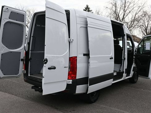 Used 2025 Mercedes-Benz Sprinter 2500 image 32