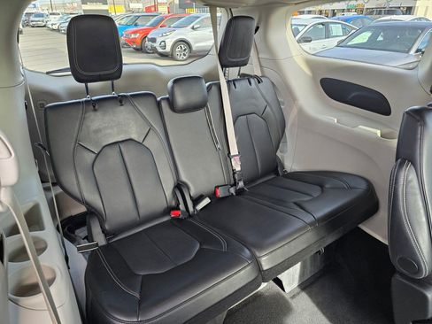 Used 2024 Chrysler Pacifica Touring-L FWD image 13