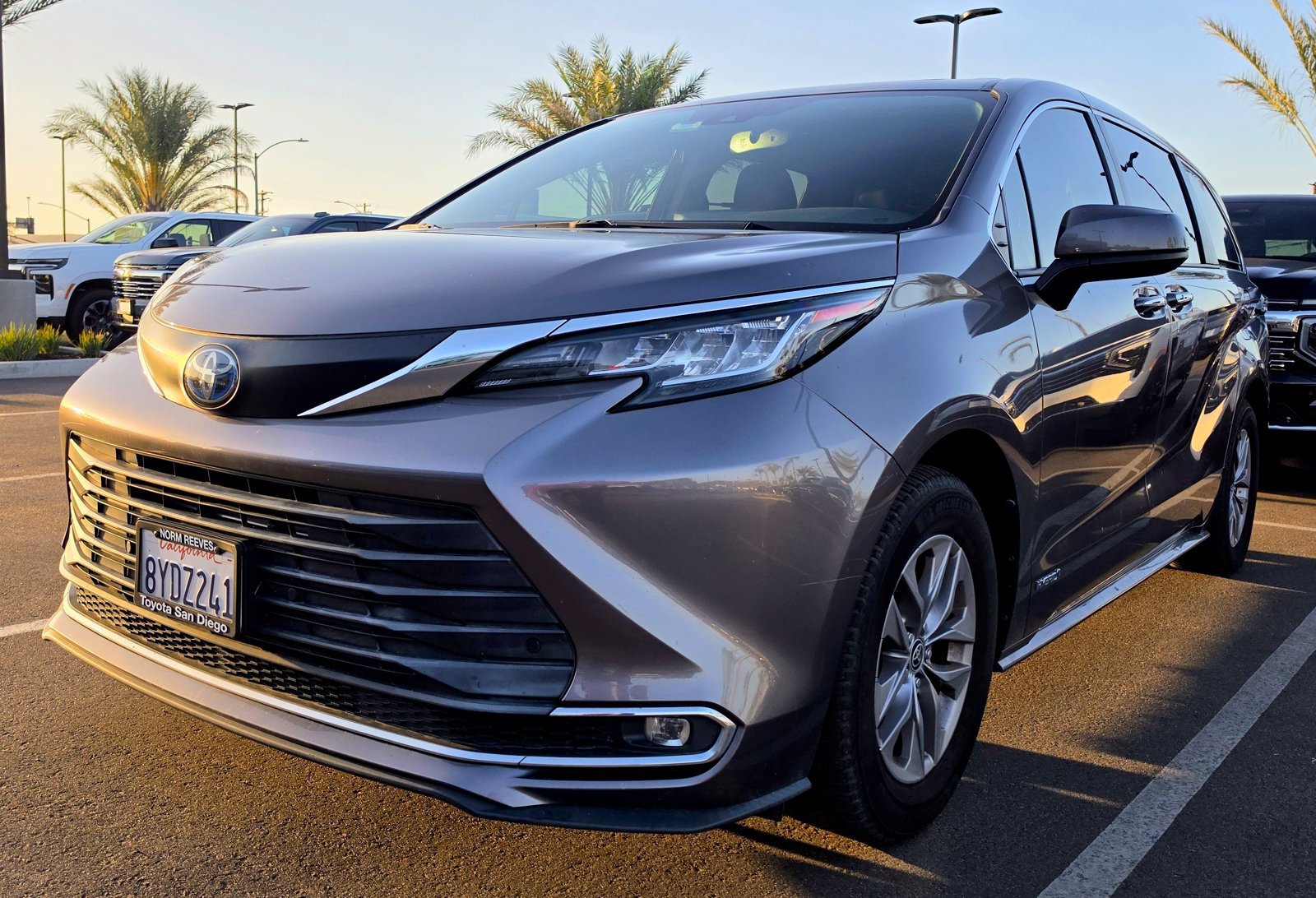 Used 2021 Toyota Sienna XLE w/ XLE Plus Package FWD image 1