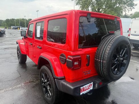 Used 2025 Jeep Wrangler Unlimited Sahara w/ Safety Group AWD/4WD image 6