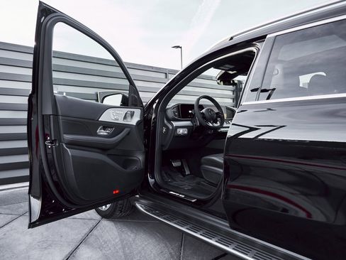 Used 2025 Mercedes-Benz GLS 63 AMG 4MATIC image 31