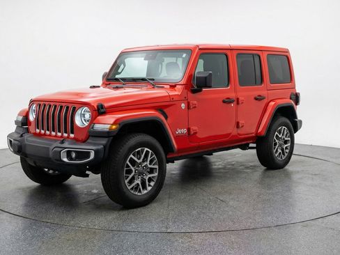 Used 2025 Jeep Wrangler Sahara image 3