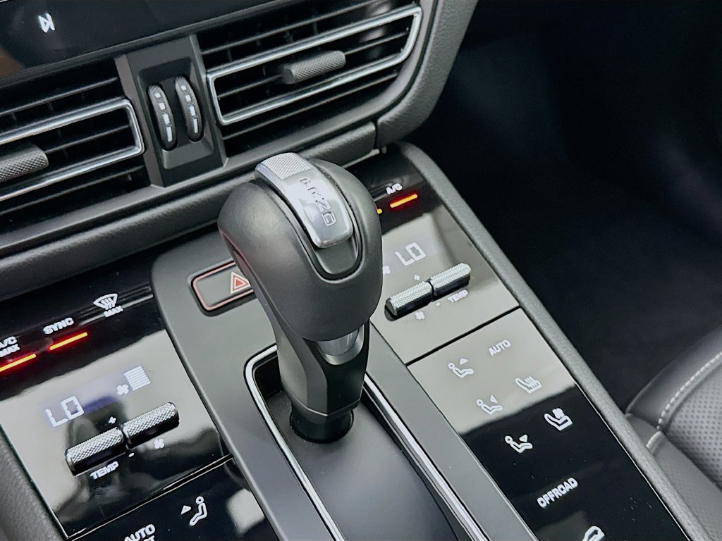 Certified 2025 Porsche Macan AWD/4WD image 19