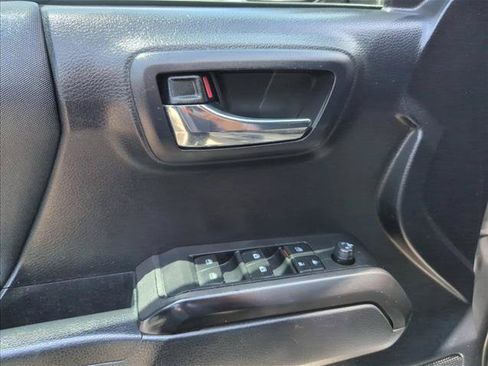 Used 2020 Toyota Tacoma TRD Off-Road w/ Technology Package AWD/4WD image 12