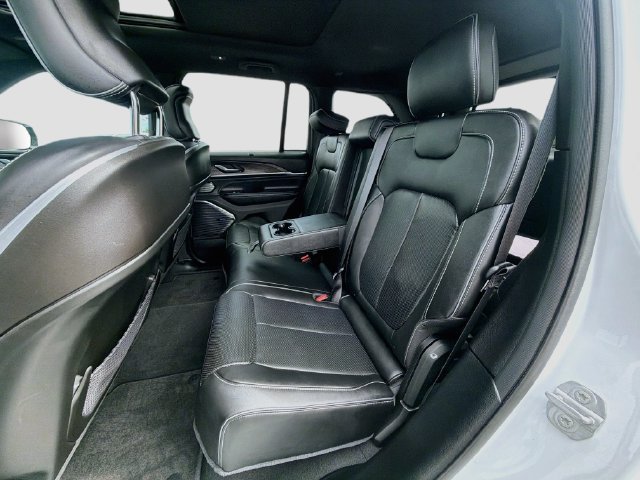 Used 2023 Jeep Grand Cherokee Overland w/ Advanced Protech Group III AWD/4WD image 27