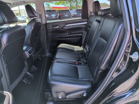 Used 2018 Toyota Highlander XLE AWD/4WD image 25