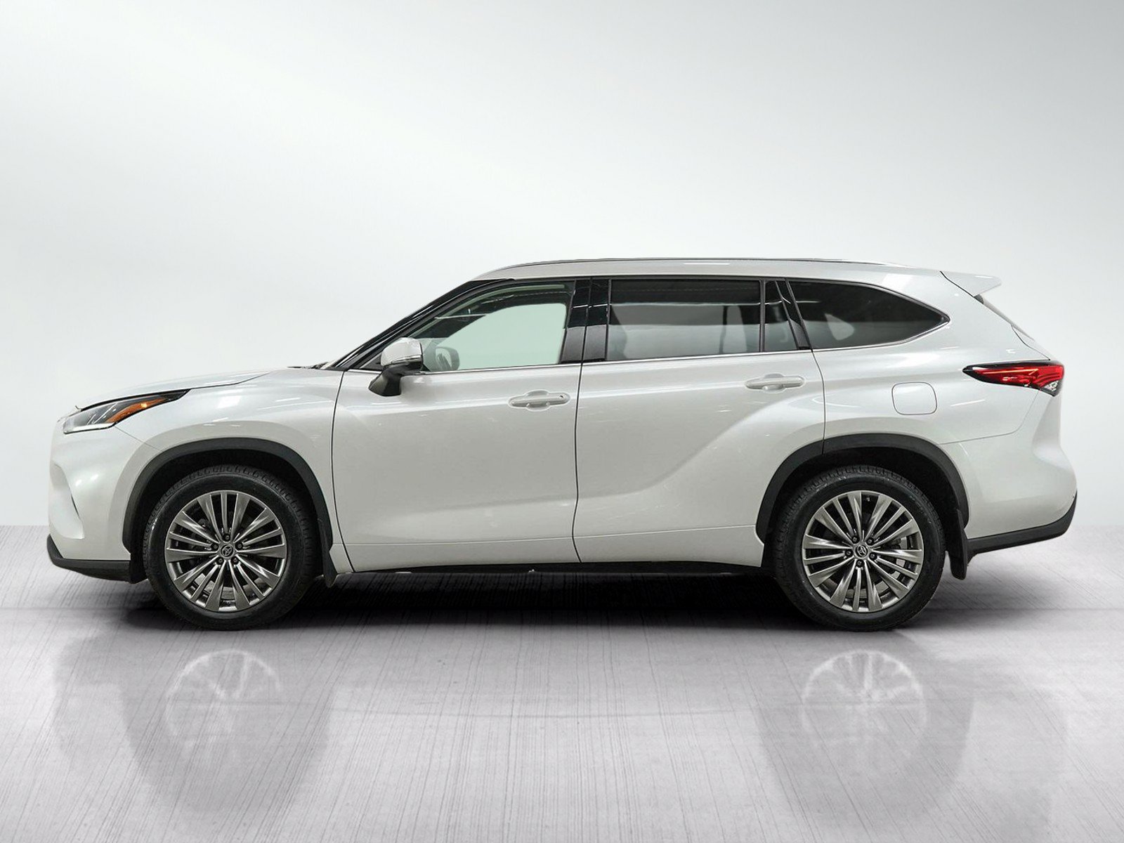 Used 2022 Toyota Highlander Platinum AWD/4WD image 2