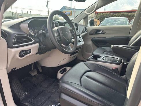 Used 2024 Chrysler Pacifica Touring-L image 9