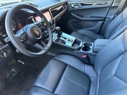 Certified 2025 Porsche Macan AWD/4WD image 4