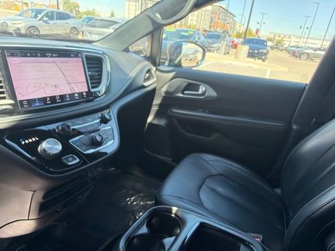 Used 2022 Chrysler Pacifica Touring-L w/ Uconnect Theater Family Group FWD image 24