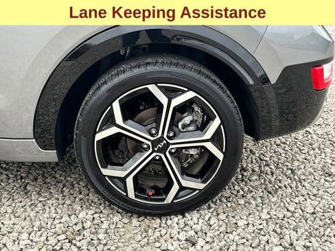 Used 2024 Kia Niro EX Touring image 9