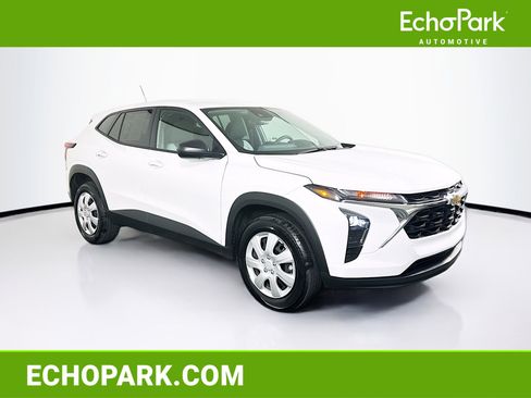 Used 2025 Chevrolet Trax LS image 1