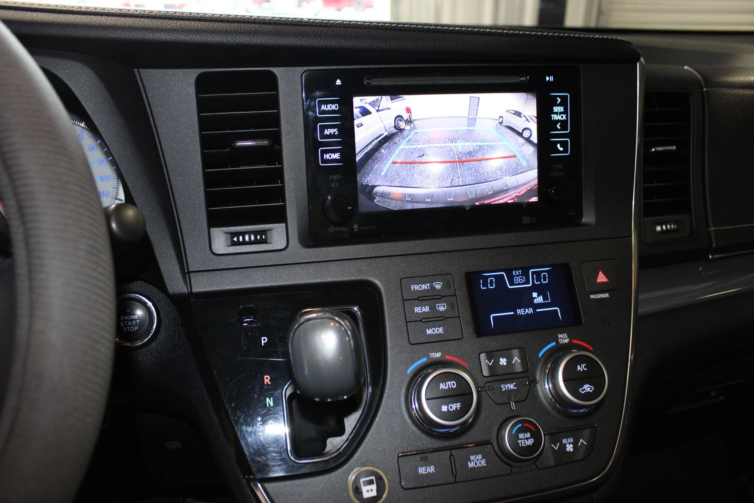 Used 2015 Toyota Sienna SE w/ SE Preferred Package FWD image 16