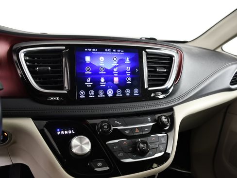 Used 2017 Chrysler Pacifica Limited FWD image 25