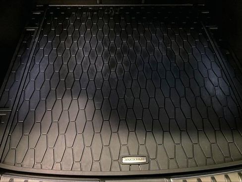 Certified 2024 Jaguar F-PACE R-Dynamic S image 33